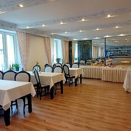 Iskra Hotell Radom Eksteriør bilde