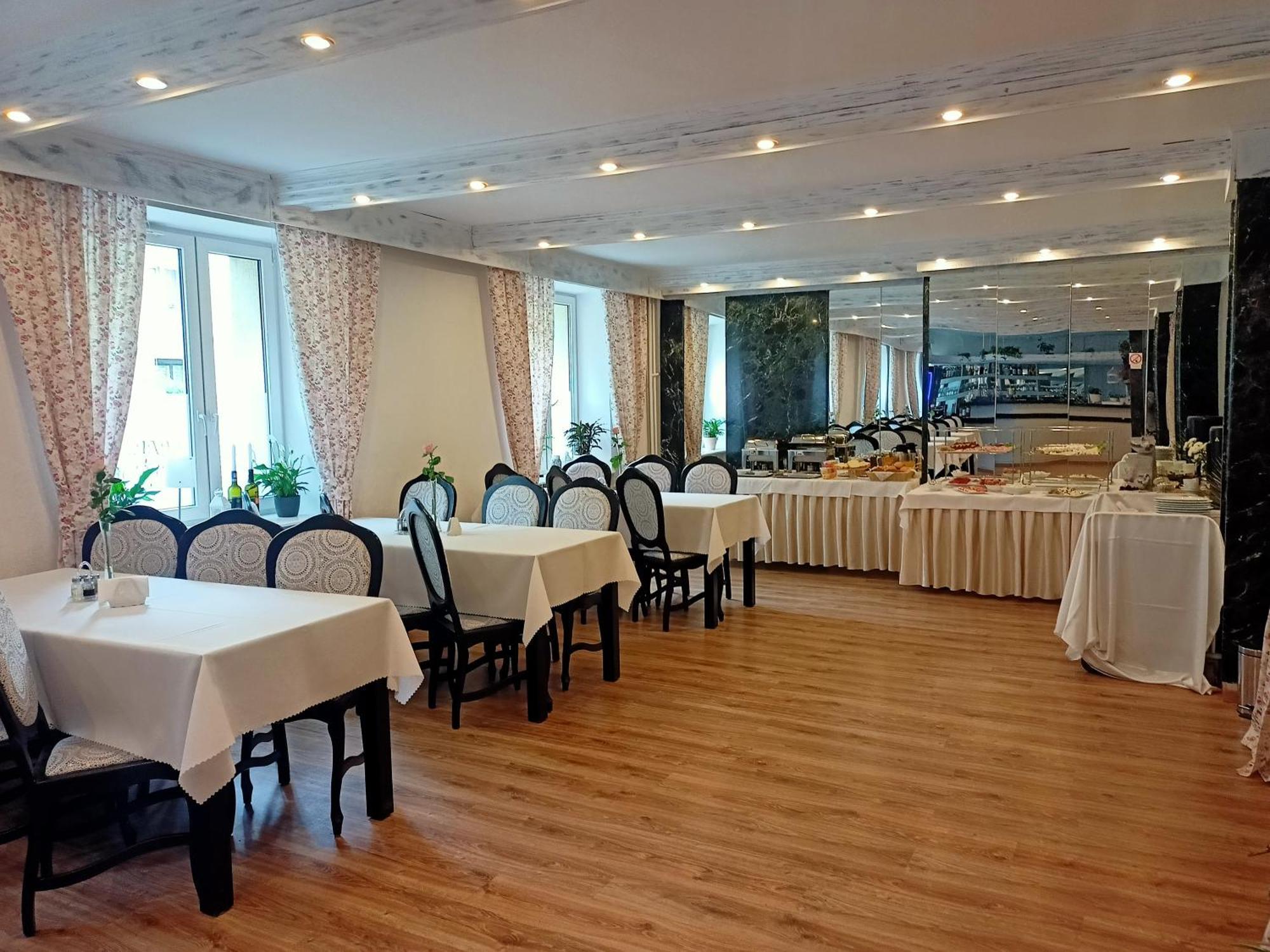 Iskra Hotell Radom Eksteriør bilde